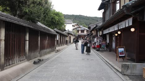 Turistas-Vestidos-Con-Kimono-Caminando-Por-Las-Calles-Del-Distrito-De-Gion.