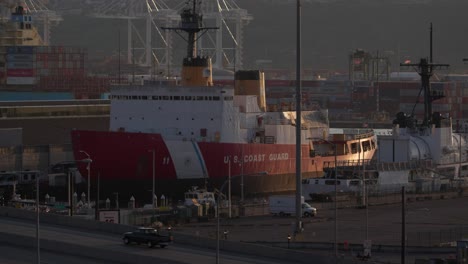 Seattle-WA,-Schiff-Der-US-Küstenwache-Im-Stützpunkt,-Frachttransport-Und-Container-Im-Hintergrund