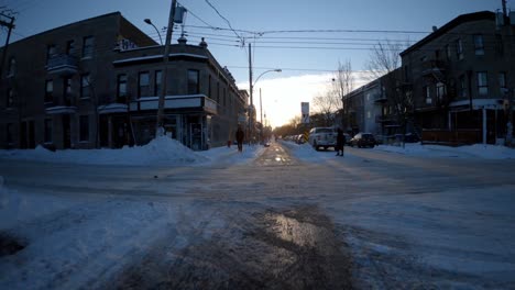 POV-Hyperlapse-Beim-Fahren-Auf-Vereisten-Schneestraßen-In-Der-Ile-De-Montreal-Bei-Sonnenuntergang