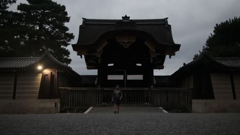 The-massive-wooden-gate-of-the-Kyoto-imperial-palace