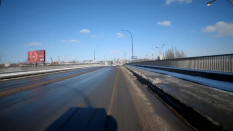 POV-Hyperlapse-Beim-Fahren-Auf-Geschmolzenen,-Vereisten-Straßen-Auf-Der-Insel-Montreal-An-Einem-Sonnigen-Tag-Mit-Klarem,-Blauem-Himmel