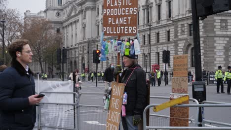 Alter-Mann-Protestiert-Gegen-Plastikverschmutzung