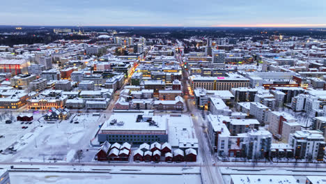 Hyperlapse-Drohnenaufnahme-Des-Verkehrs-In-Der-Innenstadt-Von-Oulu,-Wintersonnenaufgang-In-Finnland