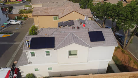 Techniker-Installieren-Sonnenkollektoren-Auf-Dem-Hausdach-In-Los-Angeles,-Kalifornien