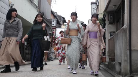 Geishas-walking-on-the-streets-of-Kyoto-in-front-of-the-Toji-Temple-and-eating-ice-cream