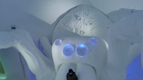 Kinder-Haben-Spaß-Mit-Der-Riesigen-Gruseligen-Spinnen-Schneeskulptur,-Schneedorf,-Lappland,-Nach-Unten-Geneigt