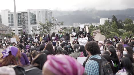 Las-Mujeres-Se-Reúnen-En-Un-Parque-Durante-La-Marcha-Del-Día-Internacional-De-La-Mujer-En-Quito,-Ecuador.