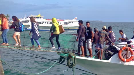 Desembarcando-En-El-Bulevar-De-La-Ciudad-De-Surigao-En-Filipinas-Después-De-Un-Corto-Viaje-En-Ferry-Desde-La-Isla-Dinagat.