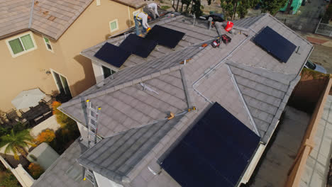 Workers-Busy-Mounting-Solar-Panels-On-The-Roof-Of-A-Contemporary-House-In-Los-Angeles,-California-On-A-Sunny-Day
