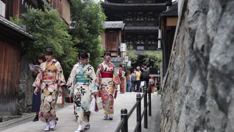 Geishas-walking-on-the-streets-of-Kyoto-in-front-of-the-Toji-Temple
