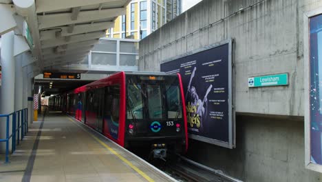 El-Tren-Ligero-DLR-Docklands-Sale-Desde-La-Estación-Lewisham,-Al-Sureste-De-Londres,-Reino-Unido