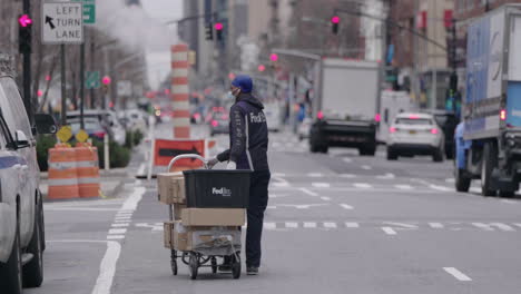 Fedex-worker-with-face-mask-doing-its-delivery-on-7th-avenue