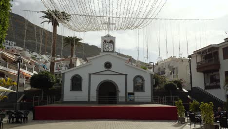 Parroquia-del-Espìritu-Santo-with-Christmas-decorations-on-the-square-in-Los-Gigantes-town