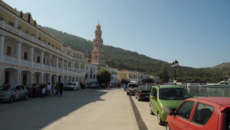 Vista-De-La-Calle-Del-Pequeño-Pueblo,-Panormitis,-En-La-Isla-Symi,-Torre-Del-Monasterio-Del-Arcángel-Miguel