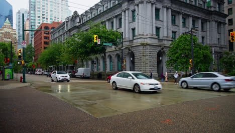 Calle-Y-Carretera-Mojadas-De-La-Ciudad-Durante-El-Día-Lluvioso-En-Vancouver-En-Columbia-Británica,-Canadá