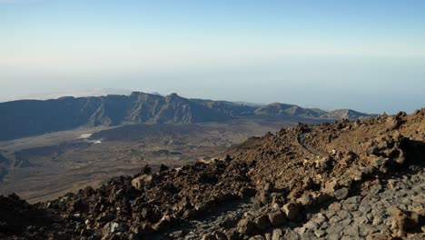 Vista-Panorámica-Desde-El-Teide,-Excursionistas-En-Camino-Rocoso