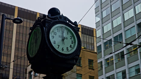 Primer-Plano-Del-Icónico-Reloj-Birks-En-El-Centro-De-Vancouver,-Columbia-Británica,-Canadá