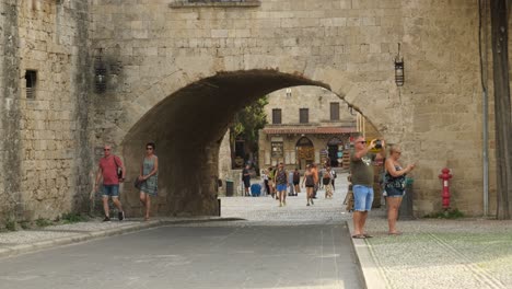 Holidaymakers-at-the-gate-of-Rodos-Town,-View-on-the-square-through-the-dome-tunnel