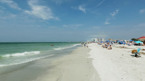 Gente-Tomando-El-Sol-Y-Divirtiéndose-En-Clearwater-Beach,-Florida