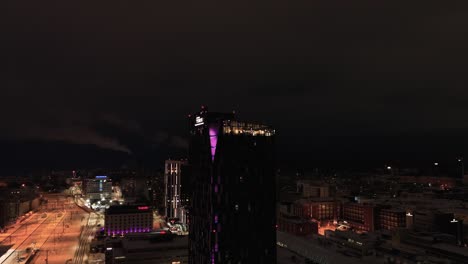 Luftaufnahme,-Die-In-Richtung-Der-Nacht-Kreist,-Beleuchtet-Solo-Sokos-Hotel-Torni,-In-Der-Stadt-Tampere,-Finnland
