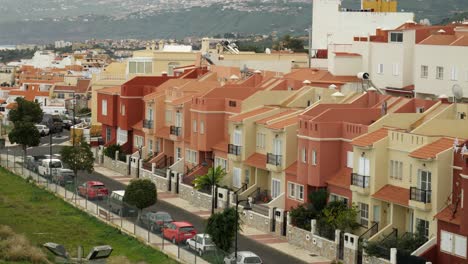 Orange-and-yellow-houses-on-a-quiet-street-in-Puerto-de-la-Cruz