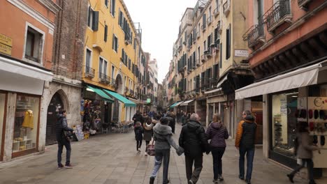 Blick-Auf-Eine-überfüllte-Straße-In-Venedig-Nach-Dem-Abgesagten-Karneval