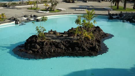 Kleine-Künstliche-Insel-Inmitten-Eines-Pools-Im-Wasserpark-Von-César-Manrique