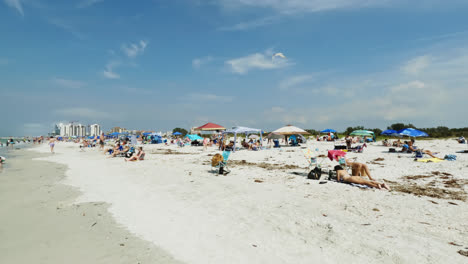 Tomando-El-Sol:-Gente-Tomando-El-Sol-En-Clearwater-Beach,-Florida