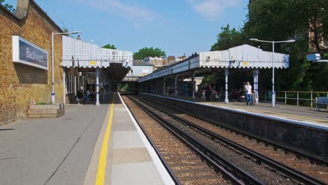 Platform-of-Blackheath-Train-Station-in-Zone-3,-South-East-London,-Thameslink-and-Southeastern-Rail