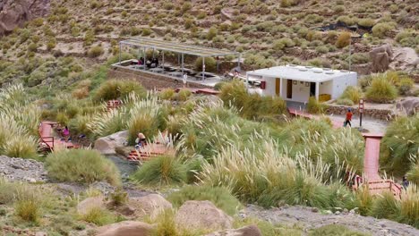 Turistas-Relajándose-En-Aguas-Termales,-Puritama,-En-El-Desierto-De-Atacama.