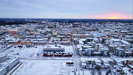 Toma-Aérea-De-Seguimiento-Del-Centro-De-Oulu,-Noche-De-Invierno-En-Ostrobotnia,-Finlandia