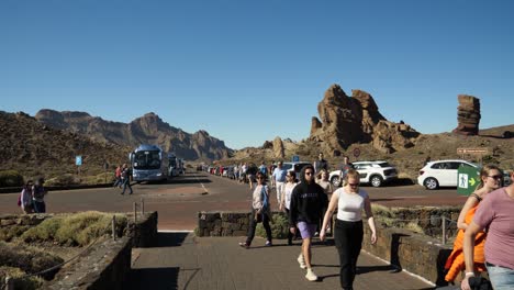 Muchos-Turistas-Junto-Al-Aparcamiento-Del-Parque-Nacional-Del-Teide.