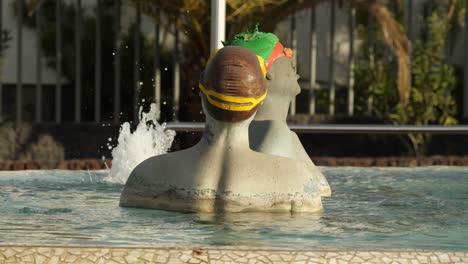 Lustige-Schwimmende-Skulpturen-In-Einem-Pool-An-Der-Straße-An-Der-Costa-Del-Silencio