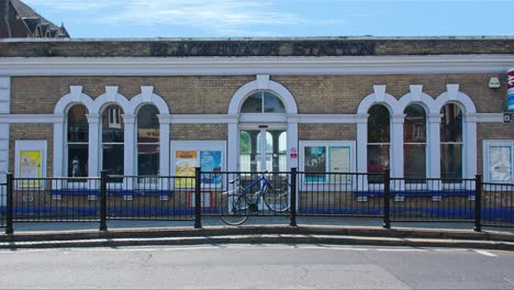 Static-Shot-of-Commuters-at-Entrance-to-Blackheath-Station,-in-South-East-London
