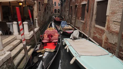 Góndolas-Vacías-Y-Barcos-Amarrados-En-Un-Estrecho-Canal-En-Venecia-Después-Del-Carnaval-Cancelado