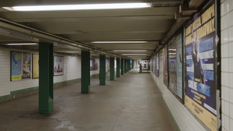 Leerer-U-Bahn-Tunnel-In-New-York-Während-Des-Coronavirus-Ausbruchs-Mit-Pfannen