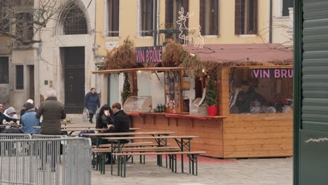 Menschen-Sitzen-Nach-Dem-Abgesagten-Karneval-In-Venedig-An-Einem-Straßenbuffet