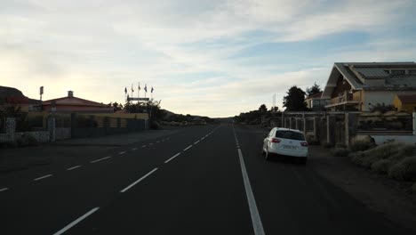 Carretera-Vacía-Por-La-Mañana-En-La-Meseta-Del-Parque-Nacional-Del-Teide.