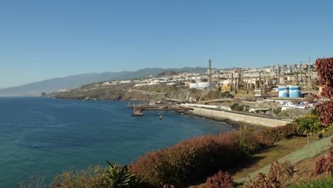 Refinería-De-Petróleo-En-La-Costa-De-Santa-Cruz-De-Tenerife