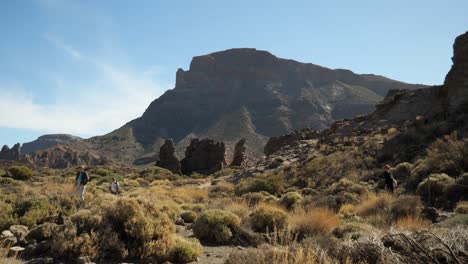 Gente-Caminando-En-El-Parque-Nacional-Del-Teide,-El-Monte-Guajara-Al-Fondo