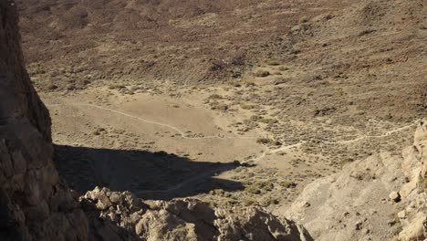 Vista-Panorámica-Del-Cañón,-Excursionistas-Caminando-En-Fila-Por-El-Sendero,-Parque-Nacional-Del-Teide