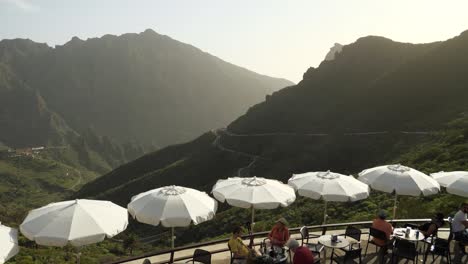 Restaurant-Mit-Sonnenschirmen-Und-Malerischem-Blick-Auf-Die-Berge-Teneriffas
