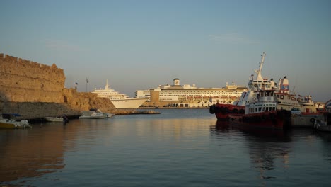 Schiffe-Und-Boote-Liegen-Zur-Goldenen-Stunde-Im-Hafen-Der-Stadt-Rhodos