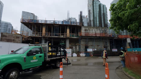Trabajadores-Y-Vehículos-Estacionados-En-El-Sitio-De-Construcción-En-El-Centro-De-Vancouver,-Canadá