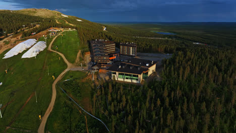 Hotel-Levi-Panorama-Resort,-Sol-De-Medianoche-En-Laponia,-Finlandia---Amplia,-Panorámica,-Dando-Vueltas,-Disparo-De-Drone