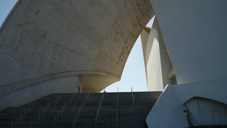 Diseño-De-Edificio-Futurista,-La-Entrada-Del-Auditorio-En-Santa-Cruz-De-Tenerife