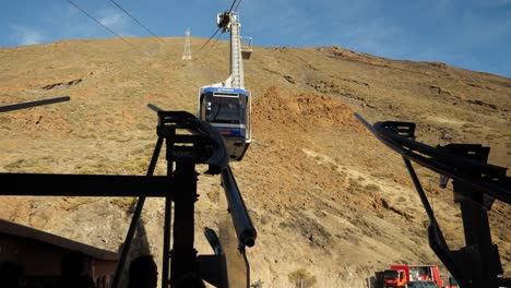 Cable-car-approaching-the-lower-station-at-Mount-Teide