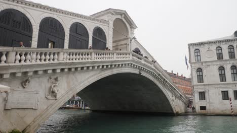 Low-angle-view-of-the-Rialto-Bridge-on-a-cloudy-day
