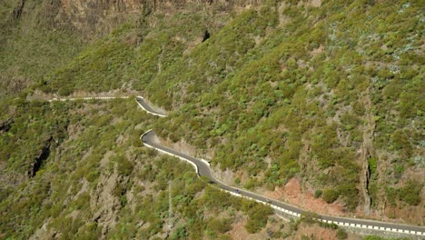 Narrow,-curved-road-on-the-mountain-in-Tenerife