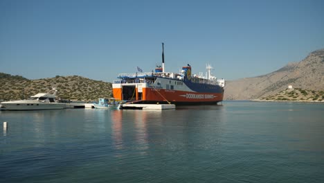 Ferry-Amarrado-En-El-Puerto-De-Panormitis